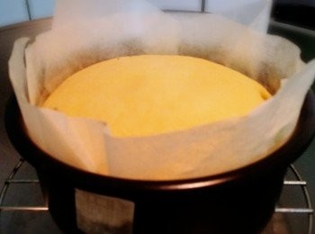 step9: 我是用炒菜鍋蒸的，所以我加了5碗的水，要放蒸架喔！水要先煮開預熱備用，記得要蓋鍋蓋喔～