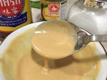 step4: 麻醬汁: 用碗放入花生醬、溫水、糖 、魚露、生抽、麻油、胡椒粉全部攪拌均勻, 要自己試一下味