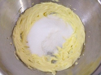 step3: 軟化好的牛油加入細砂糖和鹽，開始高速打發。