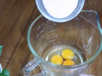 step3: 攪拌盆中加入雞蛋3個和細砂糖100g，
立即用攪拌器打發，
糖和蛋接觸後一定要立即打發，如果耽擱太長時間，

糖的滲透壓會讓蛋很難打發喔~
先以快速打發，再將速度調整至最低​速，
讓整個雞蛋霜更細緻更穩定。