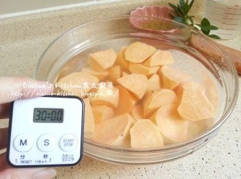 step3: 蕃薯放入大碗內再沖洗 , 倒去水份再用水浸過面靜待30分鐘