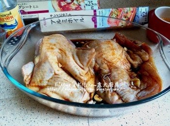 step3: 先醃雞肉個邊 , 蓋上保鮮紙靜待1小時