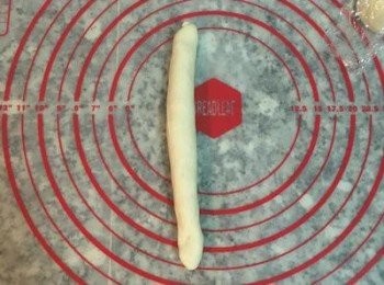 step9: 取第一顆滾圓的麵糰，搓成長條型，