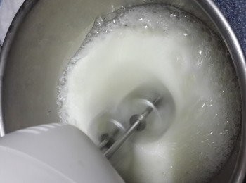 step7: 蛋白霜： 將攪拌盆內的蛋白用[電動]打蛋器打至 蛋白開始發泡