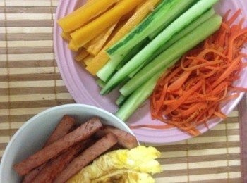 step4: 雞蛋打均，平底鍋下油燒熱鍋, 放入蛋液後煎成卷蛋狀,然後切成長條.