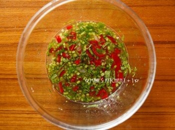 step3: 再來將辣椒和香菜切末後與蒜末、魚露、糖、水、檸檬汁均勻混合備用。