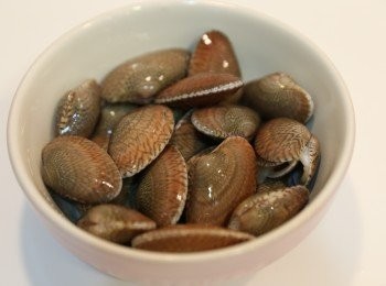 step1: 先要把花甲吐沙，做法是：花甲+水+少許白酒浸最少半小時後沖水洗乾淨