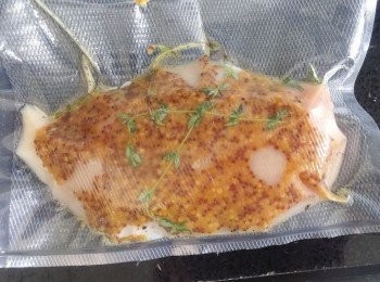 step3: 放上百里香，用真空機密封<a href="https://bit.ly/3EZL8dD" target="_blank" data-keyword="雞胸" class="guide-link"><strong>雞胸</strong></a> <span style="display:inline-block;vertical-align:middle;margin-top:-3px;color:initial;border-radius:3px;padding:2px 3px;font-size:12px;line-height:14px;background:#87d300;color:#fff;">即買</span> 並放入雪櫃醃1小時