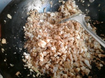 step5: 放油，五花肉入鍋炒，七分熟！