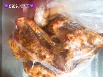 step2: <a href="https://bit.ly/3zHU5V3" target="_blank" data-keyword="雞翼" class="guide-link"><strong>雞翼</strong></a> <span style="display:inline-block;vertical-align:middle;margin-top:-3px;color:initial;border-radius:3px;padding:2px 3px;font-size:12px;line-height:14px;background:#87d300;color:#fff;">即買</span> 裝放入碗裡，加入<span class="group_2">醃料</span>拌勻後，一同倒入保鮮袋醃約30分鐘。