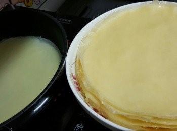 step11: 重複以上動作，直至粉漿煎完，可以煎16-18塊餅皮，將餅皮重叠平放，再用保鮮紙包住，待餅皮凉卻才可包<span class="group_2">內餡材料：</span>