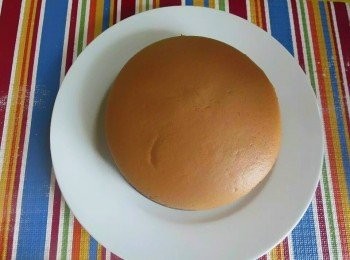 step10: 倒入抹了一層薄薄油的6寸模入烤箱下層，水浴法150度烤60分鐘，根據自家烤箱酌情調整溫度或時間，沒烤透的話會回縮的，請一定要多試幾次找到烤透的溫度和時間