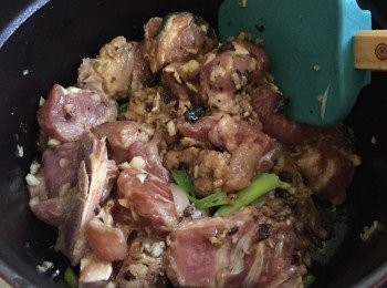 step4: 加入排骨平放鍋子上先煎香一邊再反轉炒均，灒上紹酒半茶匙，排骨轉色後加少許老抽上色