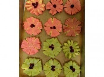 step13: 13造型三:用剪刀剪成10-12片，每片向上45度一一翻開，排入烤盤 
•