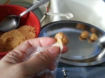 step10: 將花生餡約4g用保鮮紙包起轉圈成粒狀待用