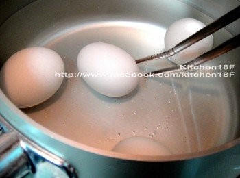 step11: 【水煮蛋】電鍋正在滷豬腳，水煮蛋就用水煮法來處理。起一鍋水，水滾即轉為小火，並加進1小匙鹽巴攪勻，再慢慢放進常溫蛋(小心破)，計時7-8分鐘，時間一到，立刻沖泡冷水5分鐘，即可順利剝除蛋殼。(如希望蛋黃居中，須邊煮邊用筷子翻轉雞蛋)