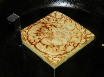 step11: 蓋上第一個麵皮後，稍壓一下，讓兩個<span class="group_2">餅皮</span>結合在一起