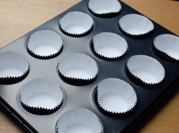 step1: 用迷你蛋糕模具，這個食譜可做約18個迷你小蛋糕，也可用普通的蛋糕模