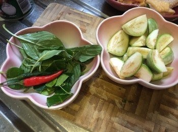 step3: 茄子洗淨切4小件，雞件沖洗去血水後，用隔隔去水份，再用廚房紙印乾水份備用