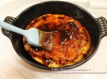 step10: 之後掃上大阪燒醬汁就完成了, 上桌時可隨喜好加入蛋黃醬, 灑上木魚碎及海苔粉