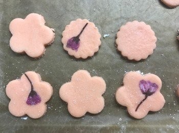 step3: 將麵團上下左右來回擀成約0.5cm厚, 
用曲奇模切成想要的形狀，再放上櫻花，可隨喜好灑上砂糖, 

 放入已預熱的焗爐，160C先焗6-7分鐘, 
之後將焗盤轉位，再焗3-4分鐘, 
出爐後放涼即成
