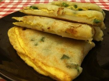 step8: 待餅皮兩面都煎成「恰恰」的狀態時，蛋餅就完成囉。