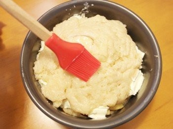 step7: 將剩餘的麵團鋪上，表面塗上些許蛋液。放入預熱180度烤箱烤約20-25分鐘即完成。