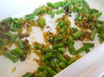 step2: 再將酸菜加入，炒勻。