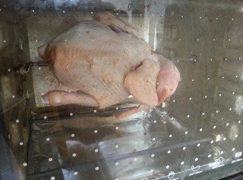 step3: 預熱焗爐250c5分鐘,將雞放入用轉功能,燒45-60分鐘至金黃熟透即可(時間因應雞大細而定)