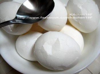 step6: 用湯匙輕敲蛋殼，讓它有裂痕但不脫落，滷汁較易入味。(力氣可以小一點，我太大力了，殼都凹了〜糗)