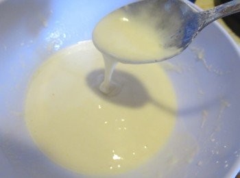 step2: 脆浆调制方法：
1、将面粉、粟粉、泡打粉和盐放入一个小盆中，慢慢放入温水，调均。
2、调制时要用水慢慢用水将所有的粉调开，但不要顺着一个方向调，以免起筋。
3、最后，将色拉油放入调好的浆糊中，调均。放置20分钟后即可使用