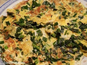 step5: 大火起鑊待油熱後, 將蛋液倒入, 轉中火慢慢煎至金黃即可