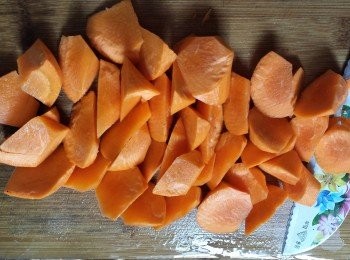 step3: 紅蘿蔔洗去泥，刨皮，用滾刀法切塊，