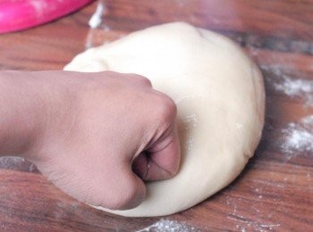 step4: 拿出麵團，用手按壓麵團，排出空氣