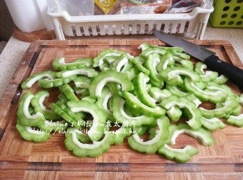 step3: 苦瓜切成薄片 , 放入油鑊內用慢火炸至軟身熟透 (約3分鐘)