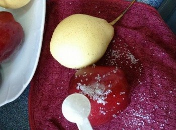 step2: 蘋果和雪梨用粗鹽搽表皮可以搽去蘋果表皮的蠟，洗淨　