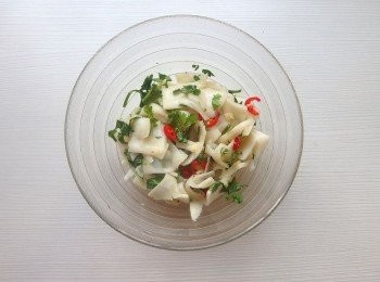 step5: 將靜置過的大頭菜去除水份後,放入調理碗裡及加入香菜及芝麻香油一起混合醬汁入味。可依個人喜愛的酸辣度做些微調整。