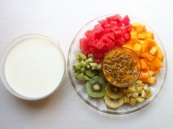 step1: 將水果切丁,百香果取出果肉備用。