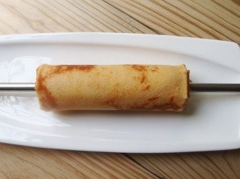 step8: 接著一邊轉動一邊把棍子 抽出來。