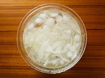 step2: 將洋蔥切絲後泡冰水備用。