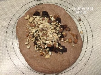 step4: 再輕揉麵糰壓出空氣、桿平，加入桂圓、堅果碎