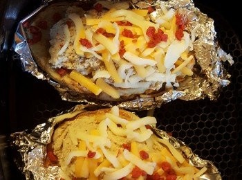 step4: 蟹肉混合沙律醬&薯仔肉加少許黑胡椒 放回薯仔內, 再放上芝士碎&煙肉乾200度焗5-10min,新鮮熱辣的焗薯就完成啦!