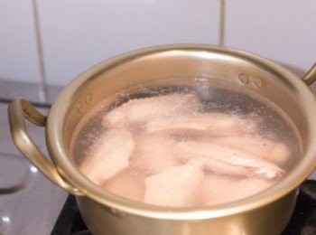 step1: <a href="https://bit.ly/3zHU5V3" target="_blank" data-keyword="雞中翼" class="guide-link"><strong>雞中翼</strong></a> <span style="display:inline-block;vertical-align:middle;margin-top:-3px;color:initial;border-radius:3px;padding:2px 3px;font-size:12px;line-height:14px;background:#87d300;color:#fff;">即買</span> 解凍後洗淨放入鍋，加常溫水至蓋面，加入 1 片拍鬆過的薑，開慢火煮至水接近滾起的狀態看見鍋邊有微煙，關火後立即撈出<a href="https://bit.ly/3zHU5V3" target="_blank" data-keyword="雞中翼" class="guide-link"><strong>雞中翼</strong></a> <span style="display:inline-block;vertical-align:middle;margin-top:-3px;color:initial;border-radius:3px;padding:2px 3px;font-size:12px;line-height:14px;background:#87d300;color:#fff;">即買</span> 浸於冷水至不再熱