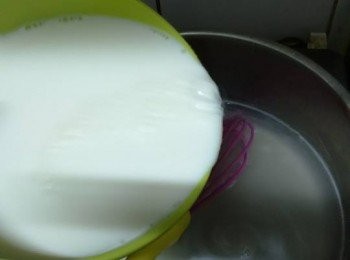 step5: 將蛋白同牛乳（全脂奶）倒入椰皇水仲攪拌均勻