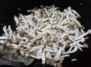 step5: 倒入蟹味菇爆炒1分鐘