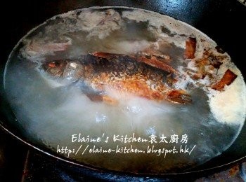 step7: 加入適量熱水煮滾後蓋上蓋用中火煮20分鐘至湯水成奶白色