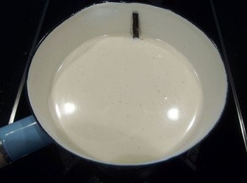 step4: 將鮮奶及鮮奶油,香草豆莢連籽和糖,都倒入鍋裡稍加攪拌,用小火煮至鍋子邊緣開始產生細小泡泡時(溫度約達到80-82度c),代表快沸騰時即可熄火。