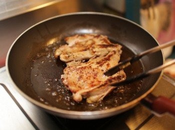 step4: 翻面再將肉煎約3分鐘