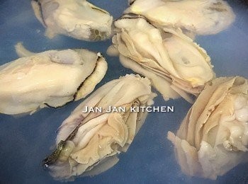 step1: 蠔肉用生粉清洗乾淨，放入加了鹽的滾水中灼1分鐘。