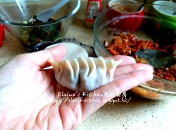 step10: 器皿內放上保鮮紙及灑上生粉 , 將餡料放上餃子皮中間位置 , 再對摺封口